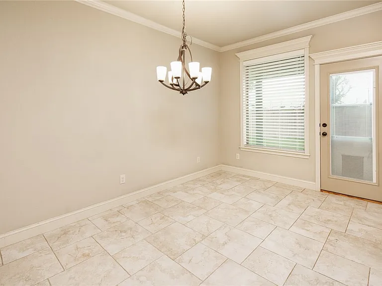 4025 Crestmont Dr — Photo 15