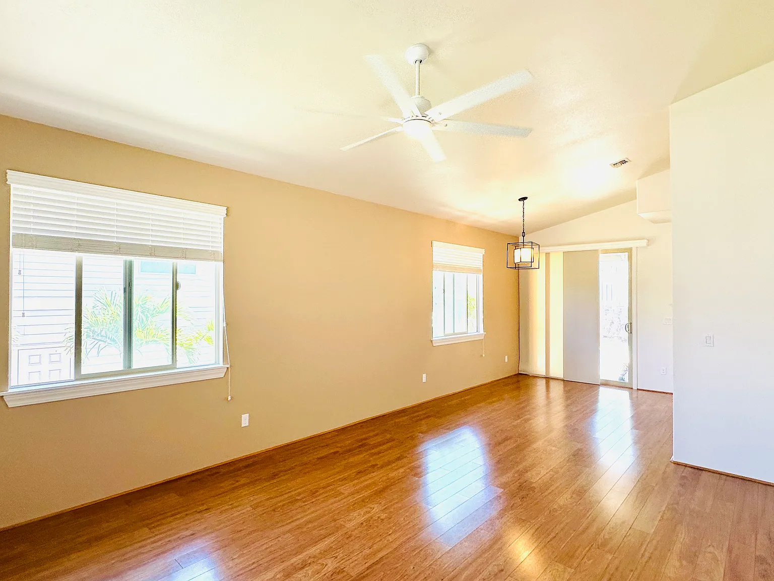 4 bed, 2.5 bath, 1702 sqft, $4,800 — Photo 3