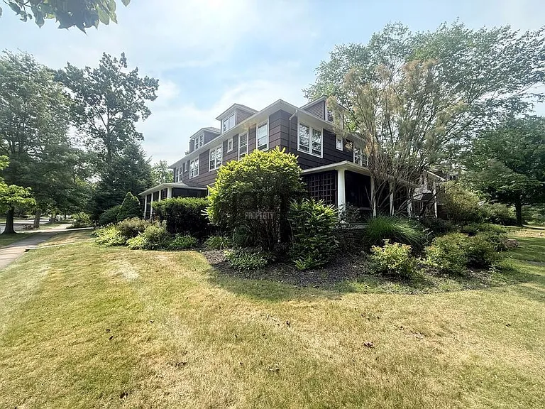 2425 Demington Dr — Photo 19