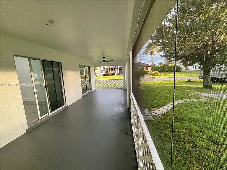 142 SW 34th Pl — Photo 19