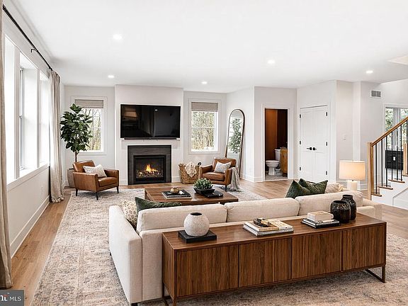 3rd image of 415 W Prospect Ave