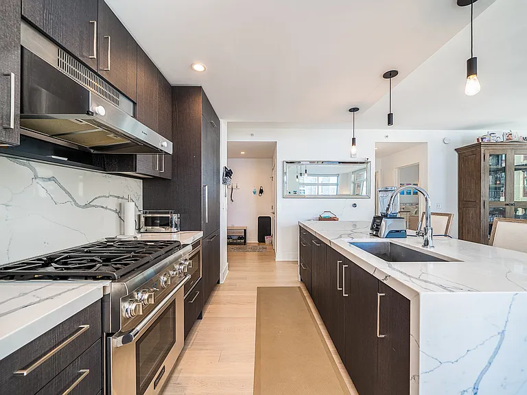 1400 Hudson St #902 — Photo 4