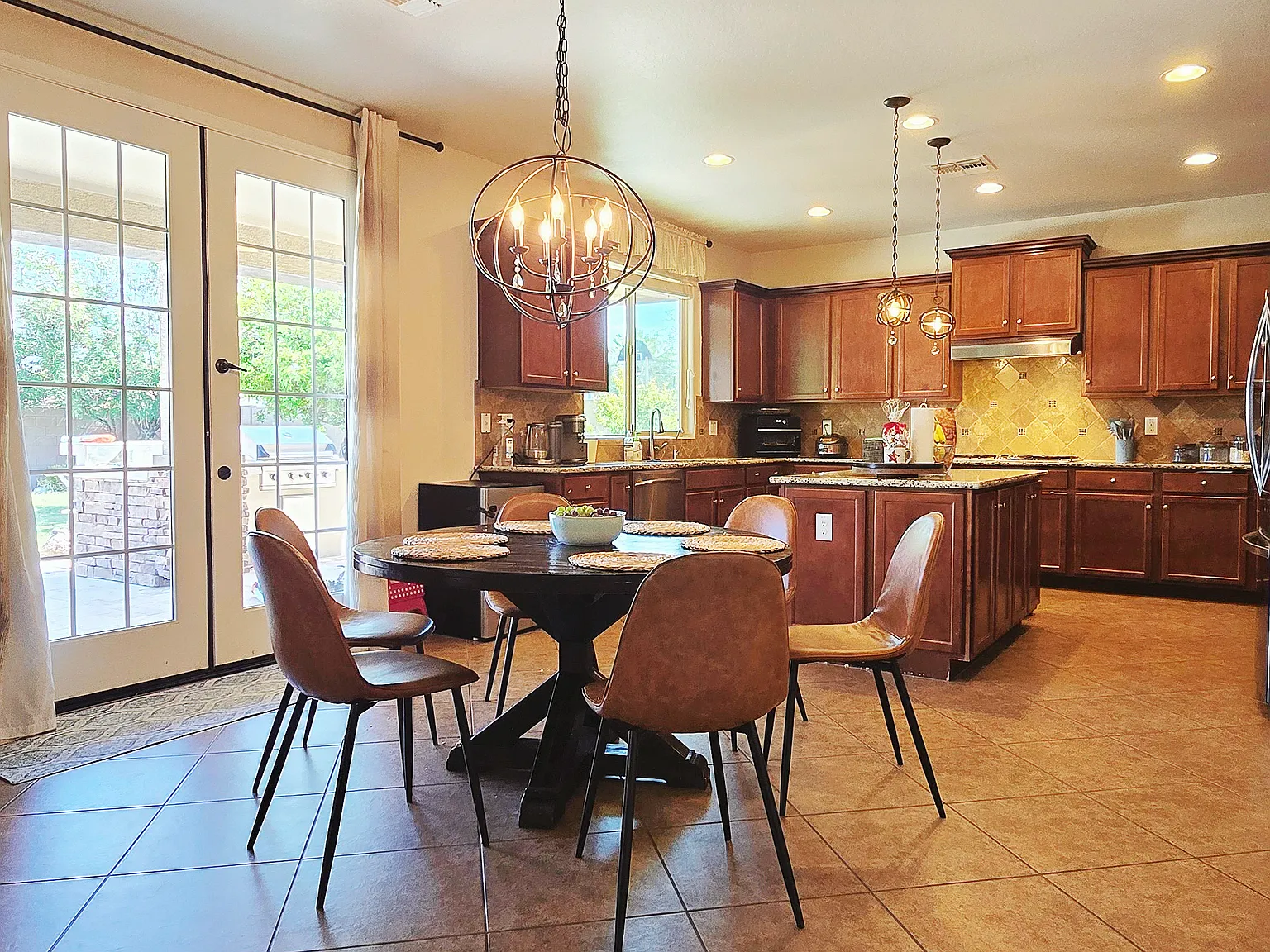 5 bed, 3769 sqft, $4,895 — Photo 3