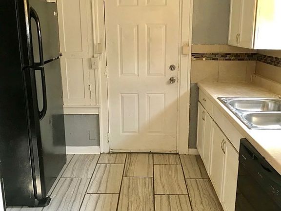 5th image of 3815 E 59th Ter
