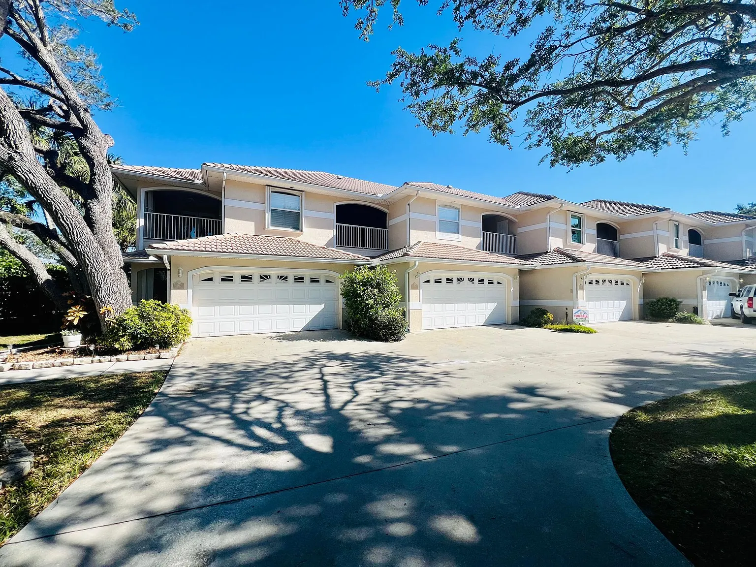 3 bed, 2.5 bath, 1800 sqft, $3,000 — Photo 1