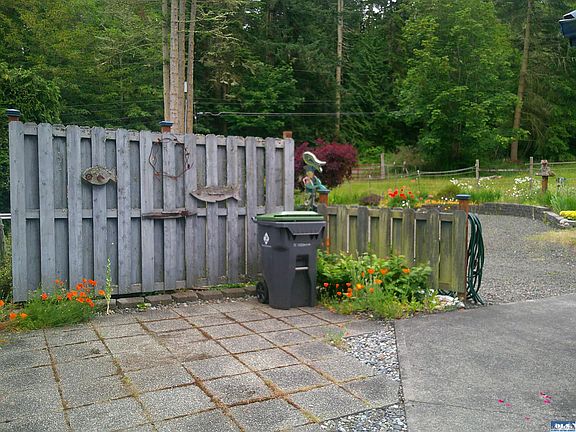 4th image of 521 Gardiner Beach Rd