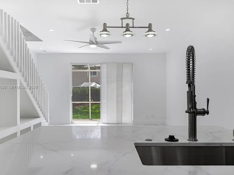 2098 Madeira Dr — Photo 12