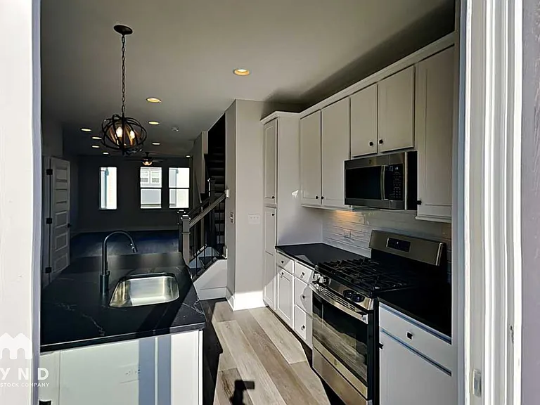 586 W End Dr — Photo 11