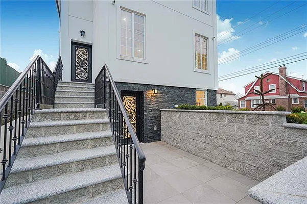 Sold by Remax Edge | media 7