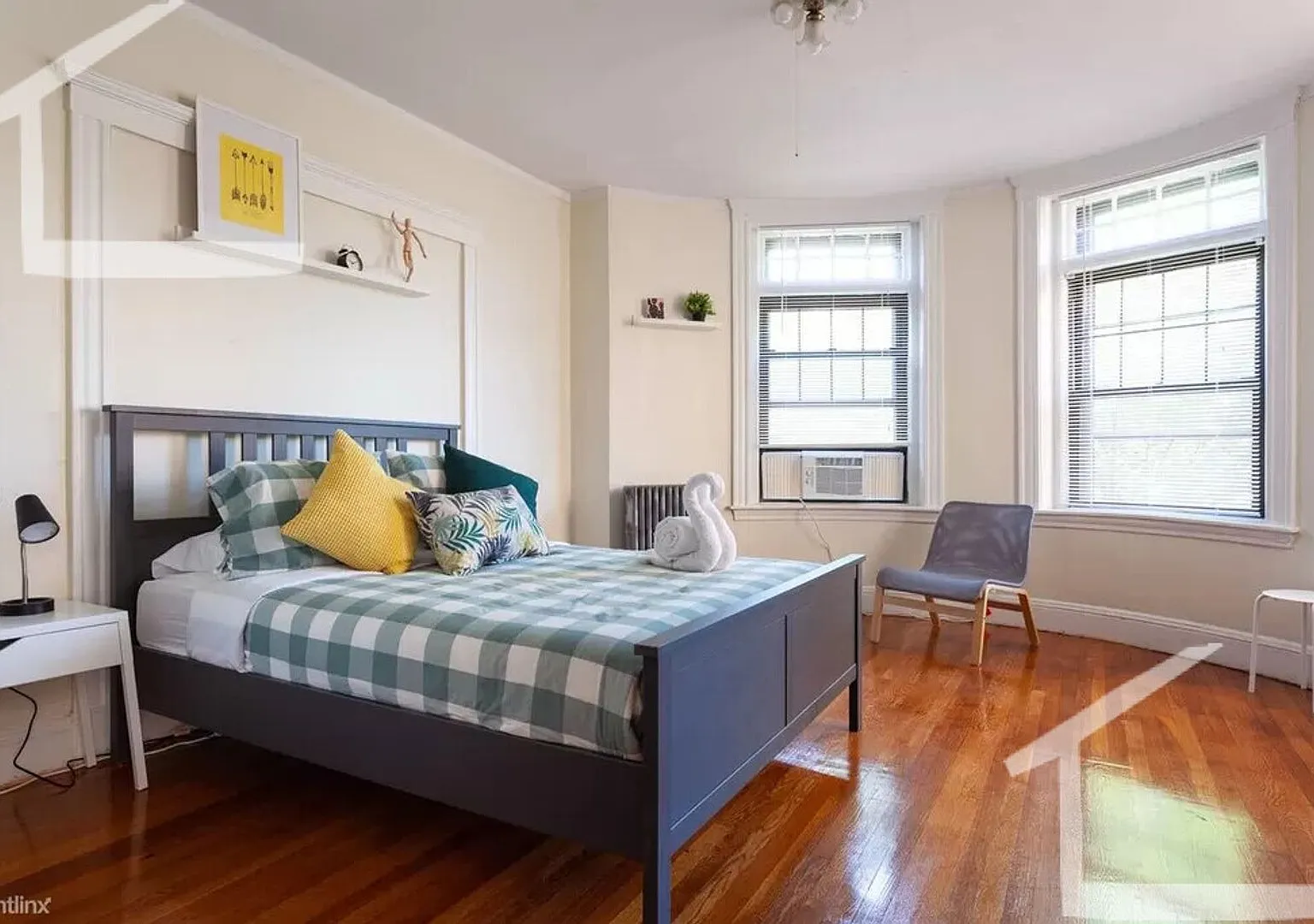 Amazing Coolidge Corner Apt right by T, Shopping, Nightlife and Restaurants. Quick commute to BU! — Photo 1