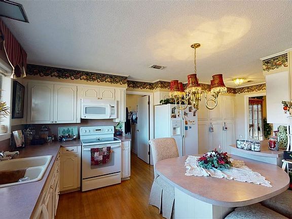 2nd image of 2605 Leopard Dr