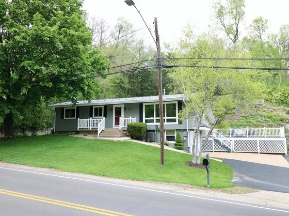 2395 W 32nd St, Dubuque, IA 52001