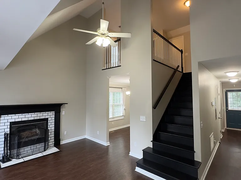 233 Montclaire Cir — Photo 3