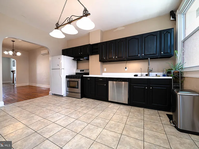 4119 Falls Rd — Photo 5