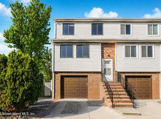 80 Country Dr N, Staten Island, NY 10314