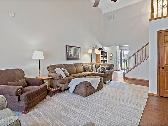 5th image of 46 Clubview Dr