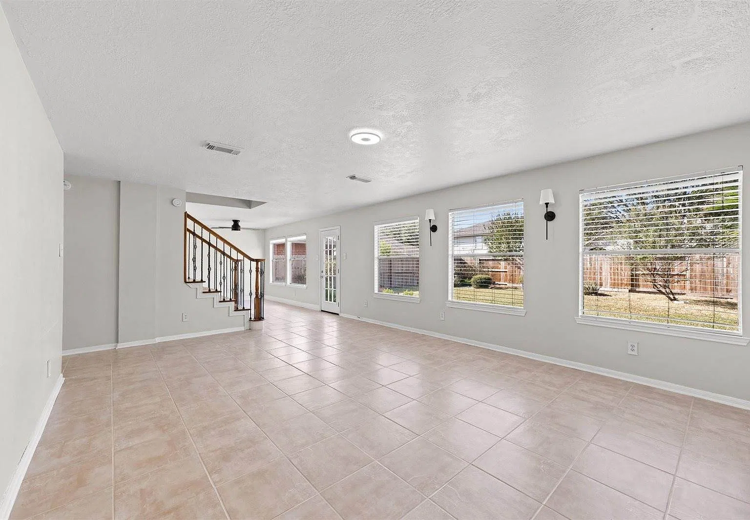 4 bed, 2.5 bath, 2480 sqft, $2,300 — Photo 3