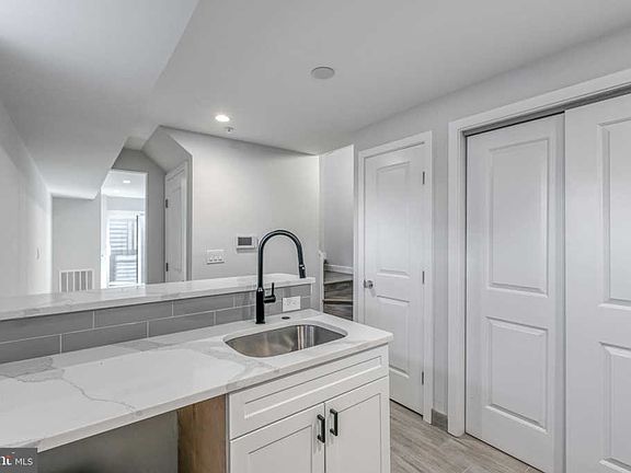 3rd image of 3010 W Jefferson St #1
