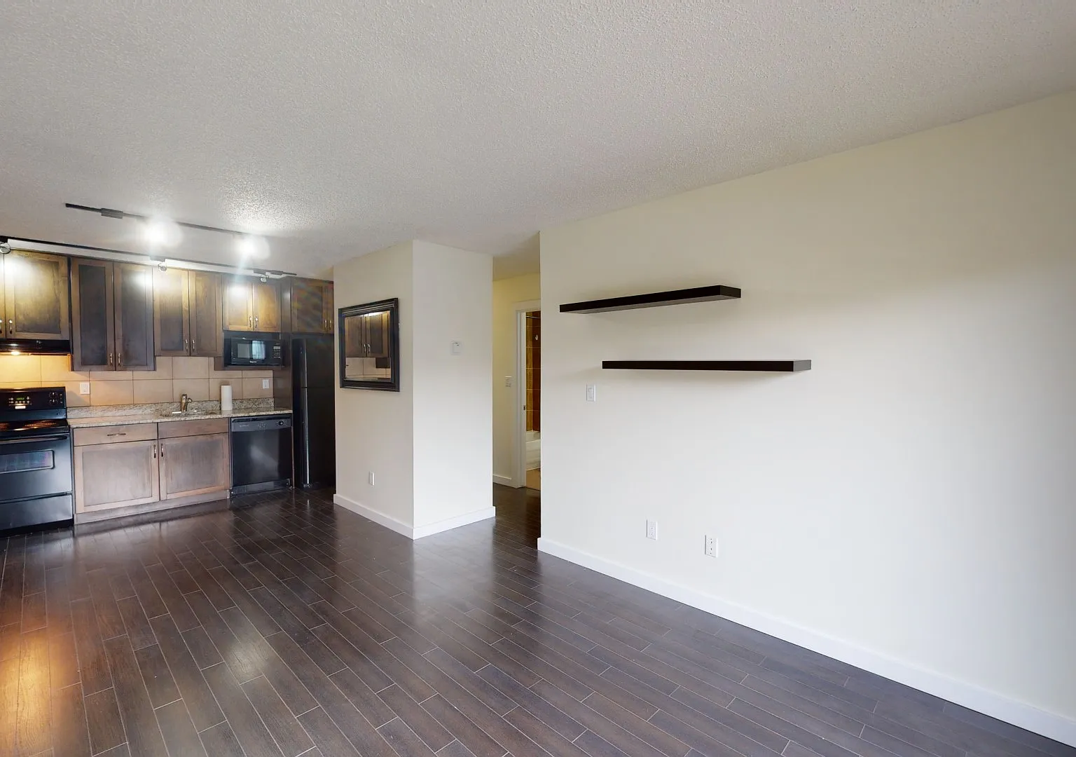303 - 2010 11 Ave SW — Photo 2
