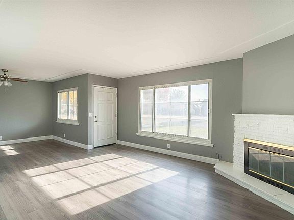 4th image of 4885 E Amherst Ave