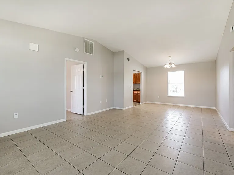 2122 SE 6th Ln — Photo 3