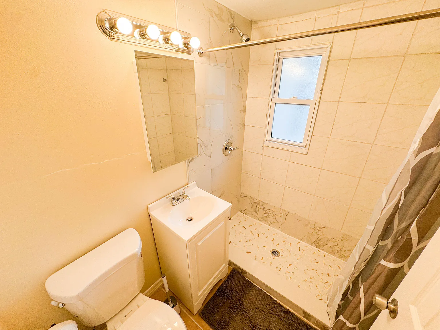 4 bed, 2.0 bath, 1100 sqft, $879 — Photo 3