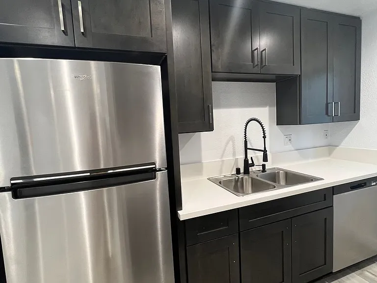 900 W College St — Photo 24