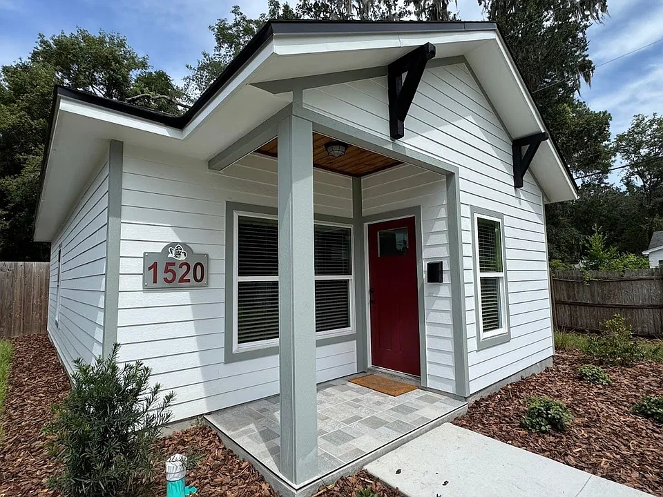 110 NW 23rd Dr