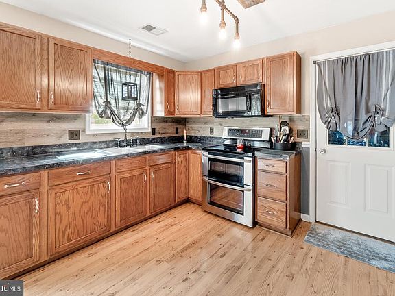 4th image of 17207 Carty Ln