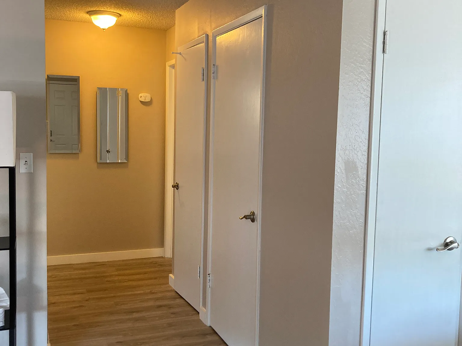 2 bed, 900 sqft, $3,050 — Photo 3
