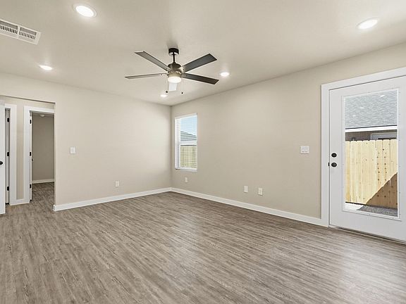4th image of 2902 Glennster St