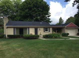 7431 N Navajo Rd, Fox Pt, WI 53217