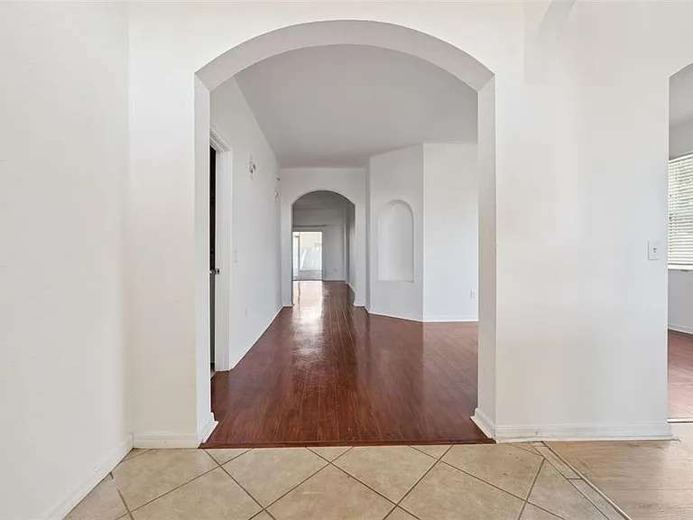 7055 Heatherbrook Dr — Photo 3