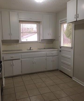 3rd image of 1456 W Walnut St