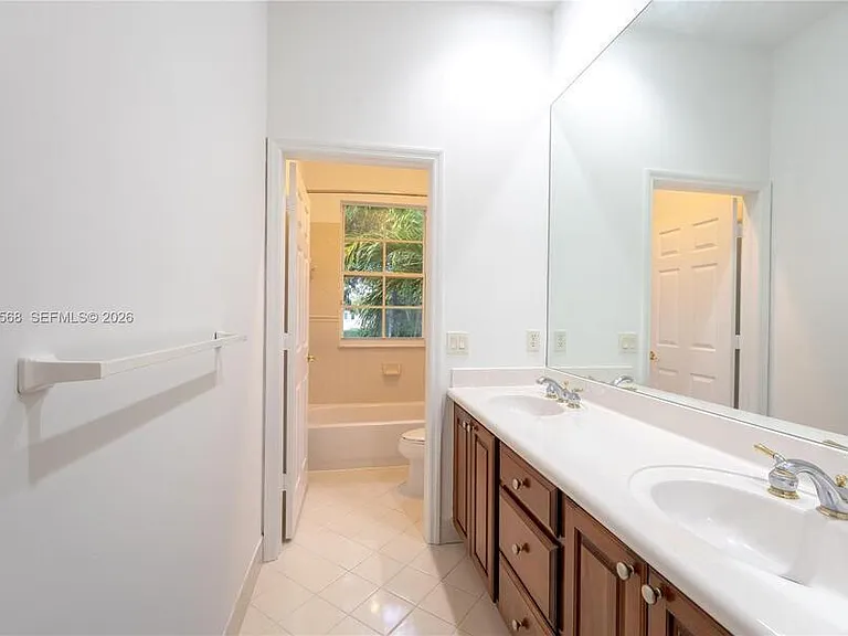 11213 NW 71st Ter — Photo 6