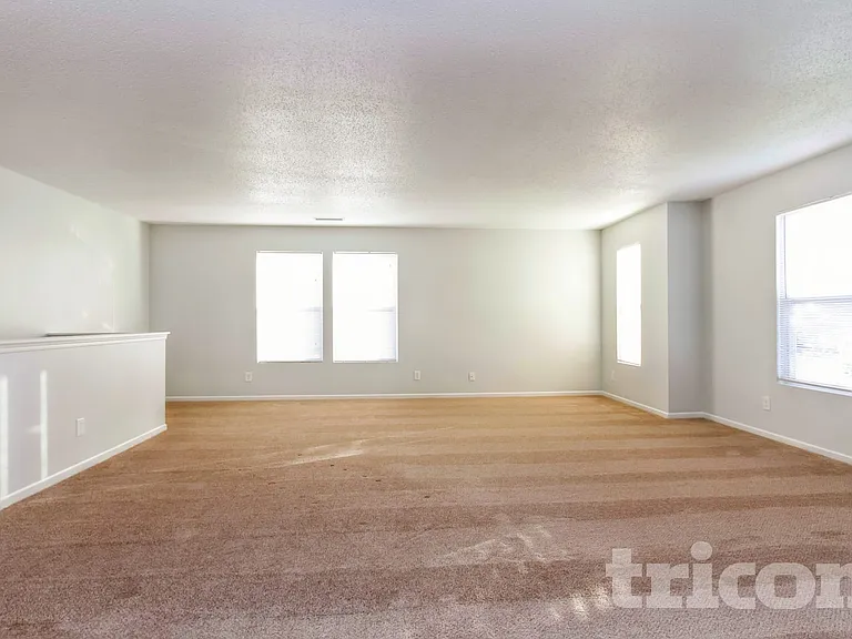 453 Bridgewater Dr — Photo 5