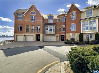 25 Moorings Ln, Edgewater, NJ 07020