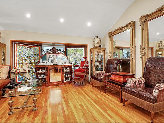 4th image of 589 Meryl Dr
