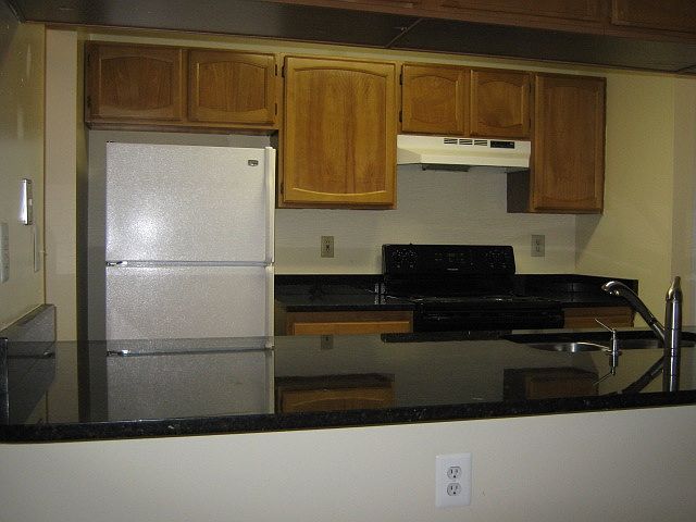 Kitchen w/granite top