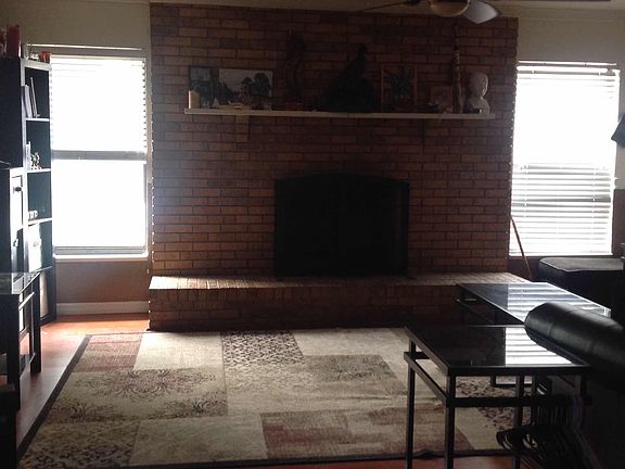 Living room w/ fireplace 