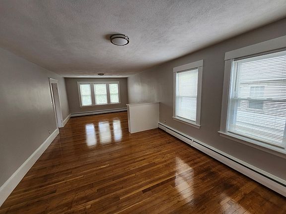 3rd image of 115 Clarence St #2