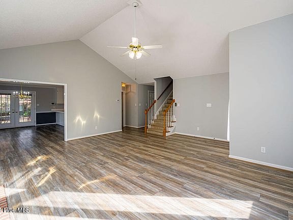 3rd image of 205 S Cottonwood Drive