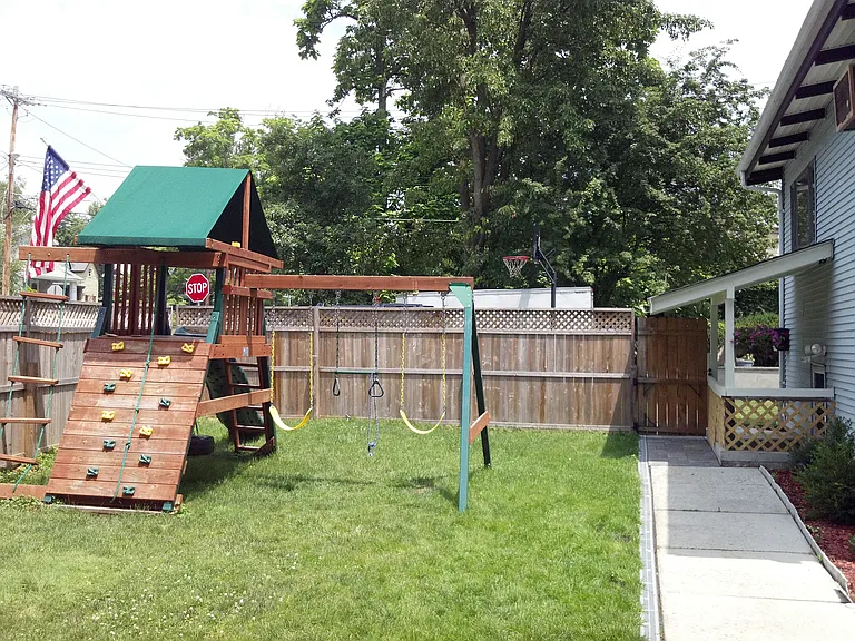 14 Roosevelt Ave — Photo 4