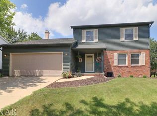 2007 Fallen Oak Rd, Bloomington, IL 61704