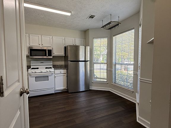 4th image of 2978 Lexington Trace Dr SE