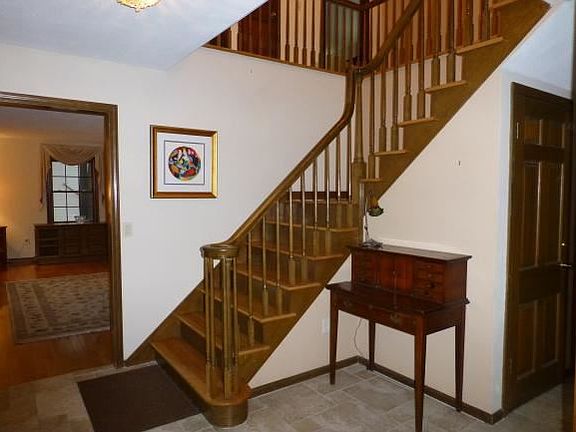 3rd image of 609 Stonehedge Dr