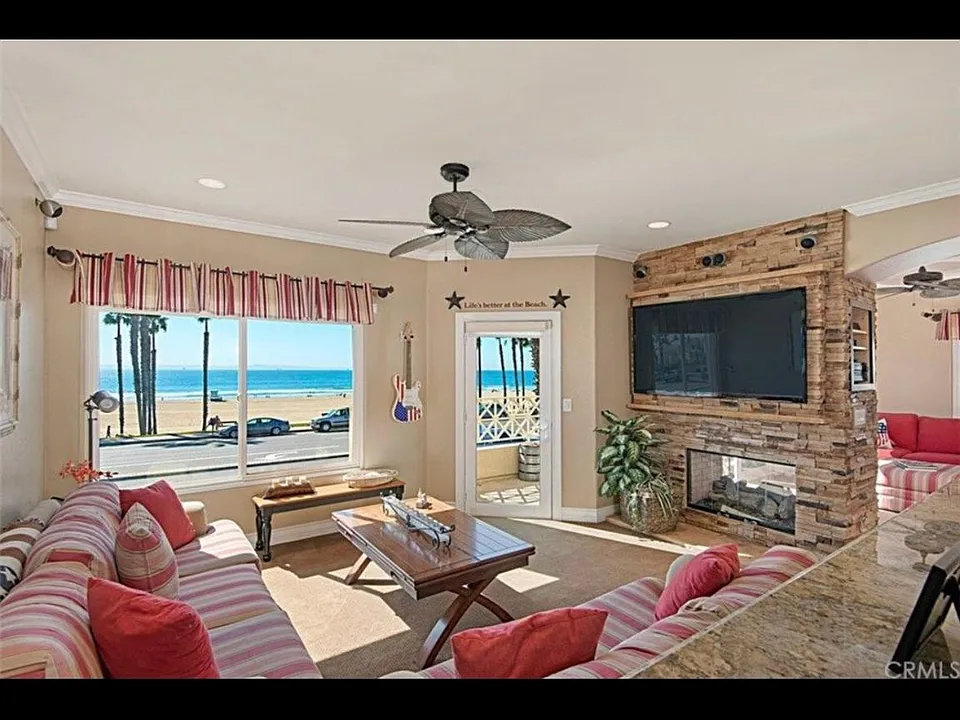 900 Pacific Coast Hwy #203