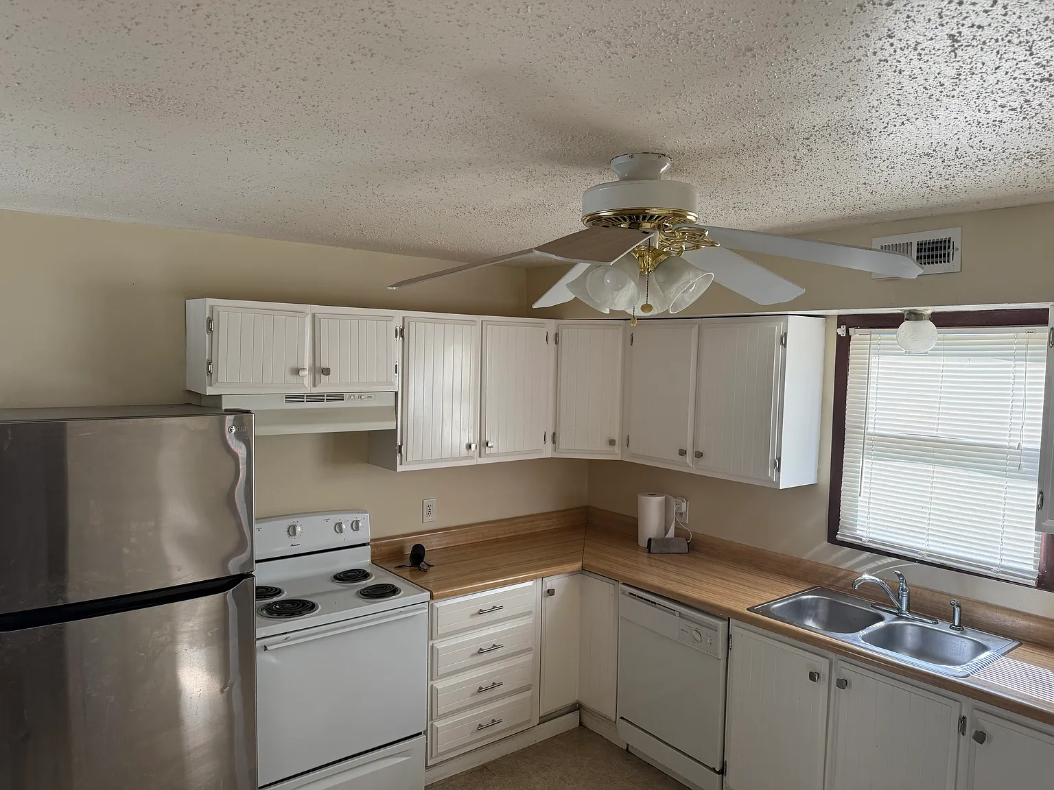 2 bed, 1.5 bath, 1248 sqft, $1,250 — Photo 2