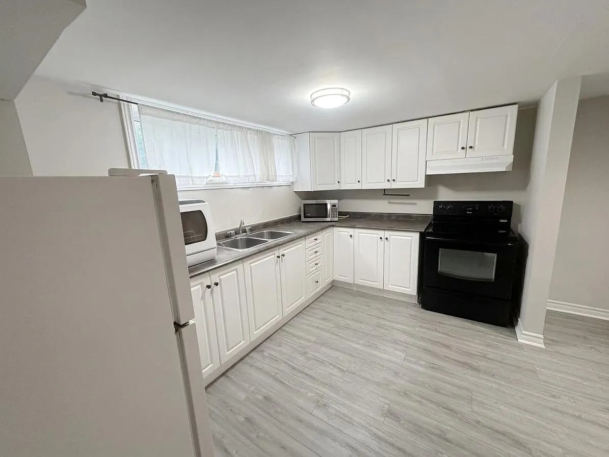 Spcious and Bright 1 Bedroom on East Mountain — Photo 1