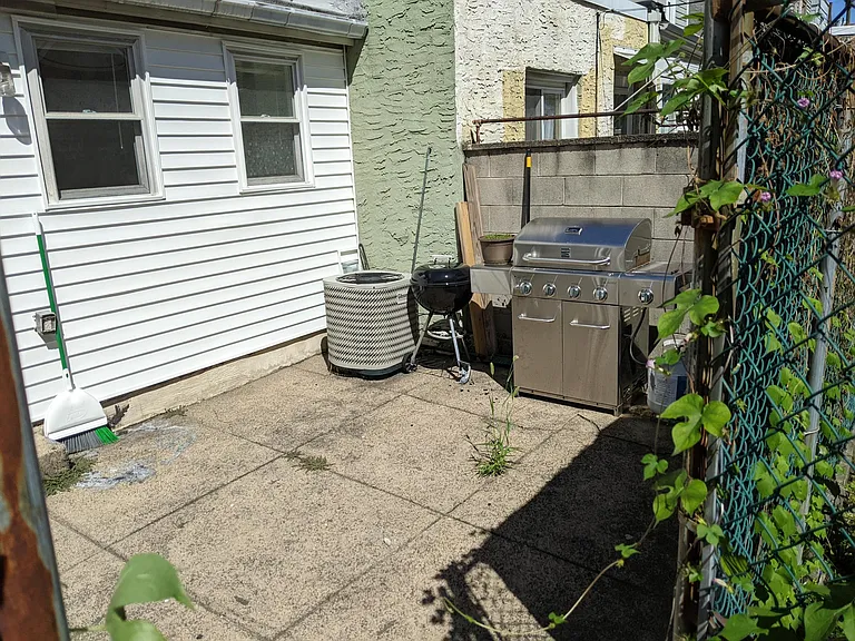 Almond St — Photo 4